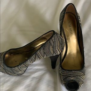 Platform peep toe pumps